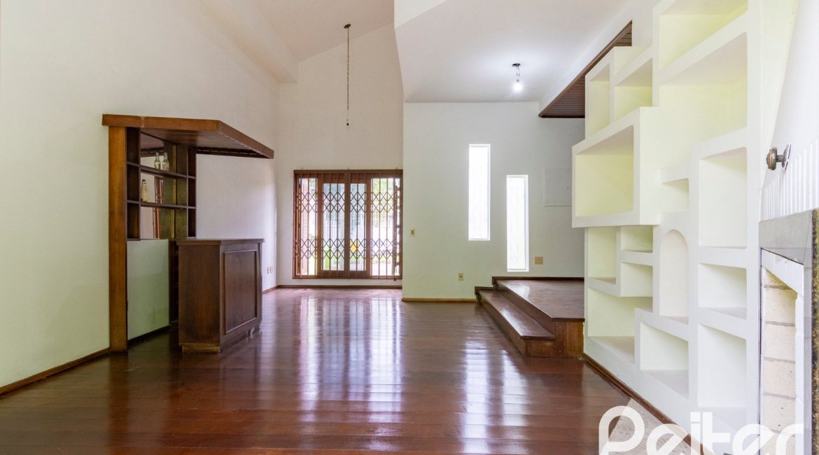 Casa à venda com 493m², 4 dormitórios, 1 suíte, 6 vagas, no bairro Ipanema em Porto Alegre