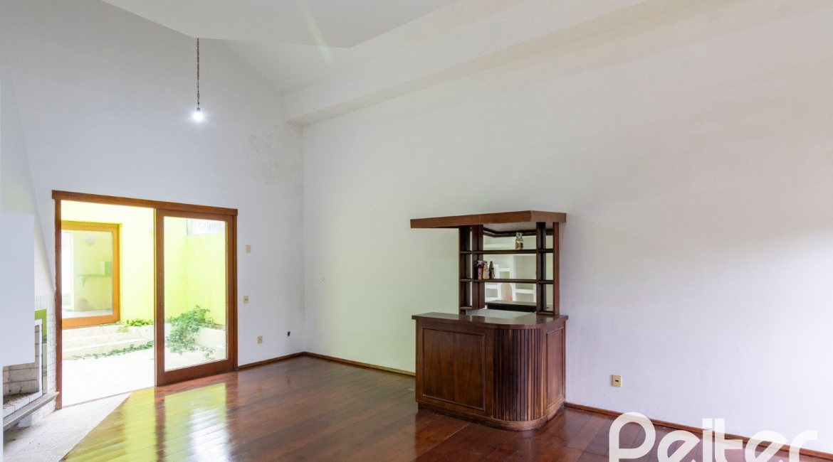 Casa à venda com 493m², 4 dormitórios, 1 suíte, 6 vagas, no bairro Ipanema em Porto Alegre