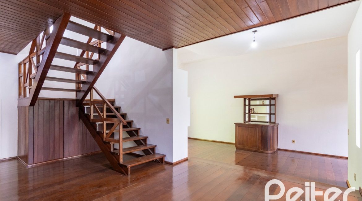 Casa à venda com 493m², 4 dormitórios, 1 suíte, 6 vagas, no bairro Ipanema em Porto Alegre