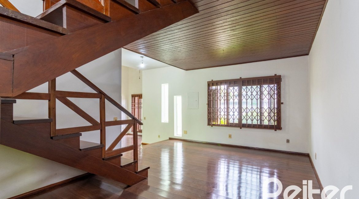 Casa à venda com 493m², 4 dormitórios, 1 suíte, 6 vagas, no bairro Ipanema em Porto Alegre