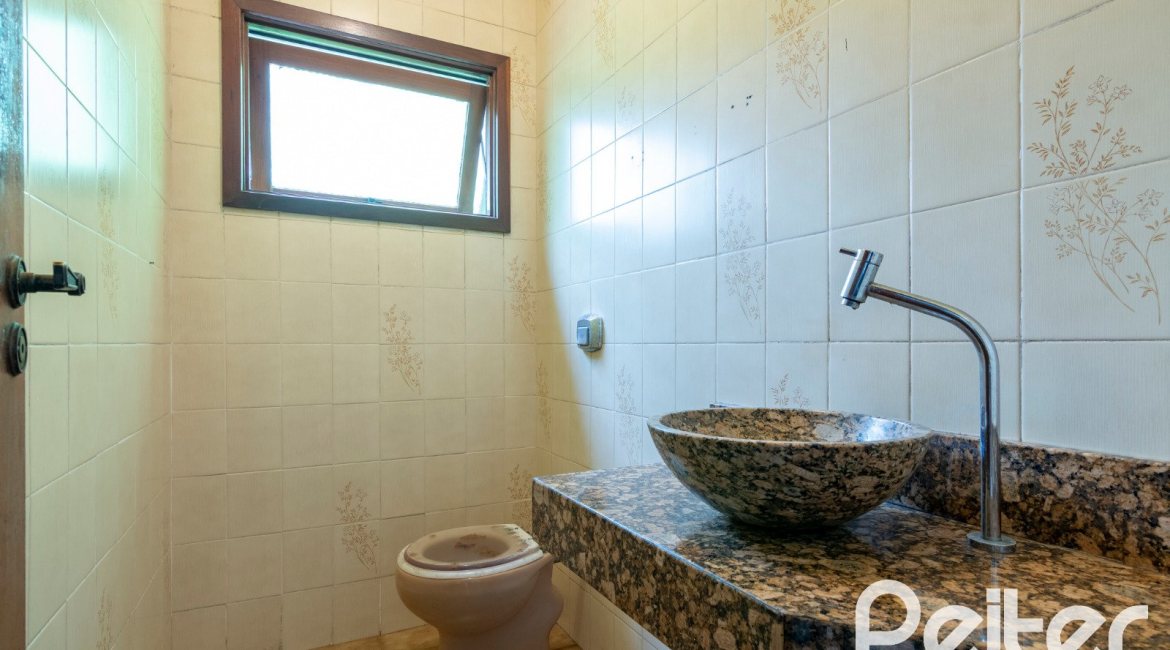 Casa à venda com 493m², 4 dormitórios, 1 suíte, 6 vagas, no bairro Ipanema em Porto Alegre