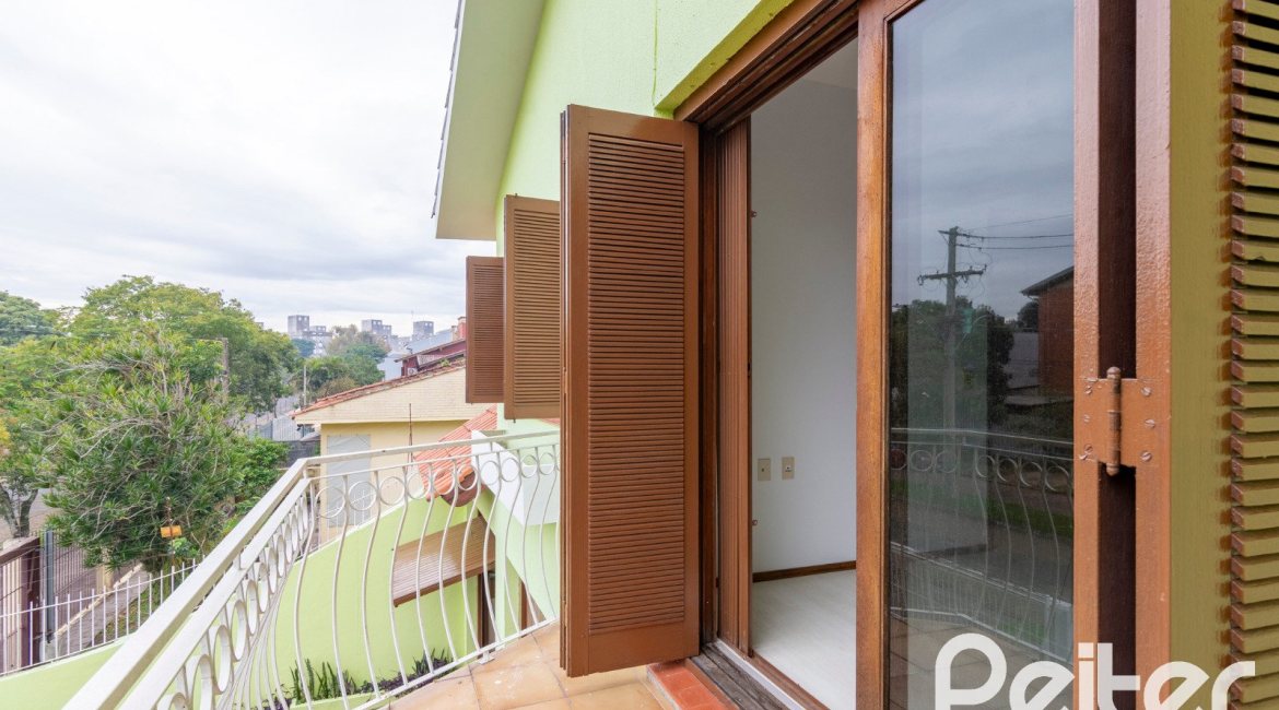 Casa à venda com 493m², 4 dormitórios, 1 suíte, 6 vagas, no bairro Ipanema em Porto Alegre