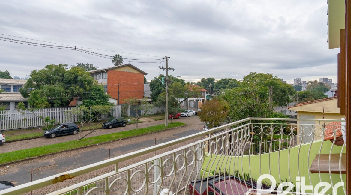 Casa à venda com 493m², 4 dormitórios, 1 suíte, 6 vagas, no bairro Ipanema em Porto Alegre