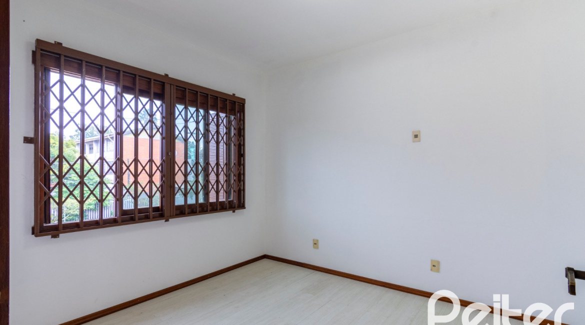 Casa à venda com 493m², 4 dormitórios, 1 suíte, 6 vagas, no bairro Ipanema em Porto Alegre