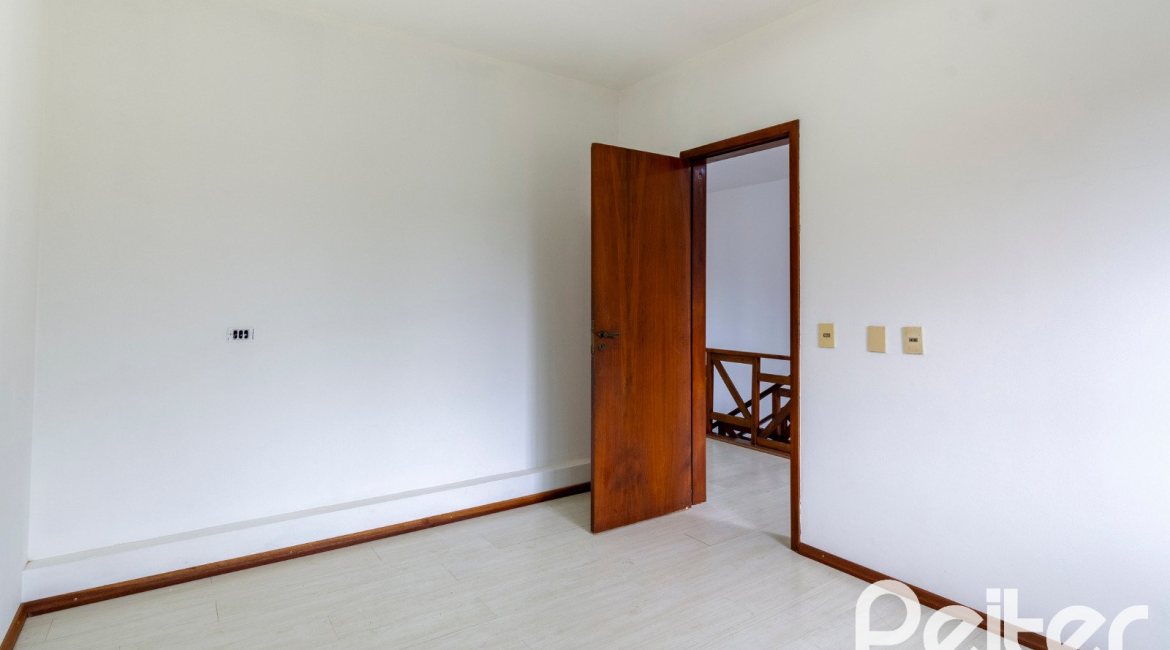 Casa à venda com 493m², 4 dormitórios, 1 suíte, 6 vagas, no bairro Ipanema em Porto Alegre