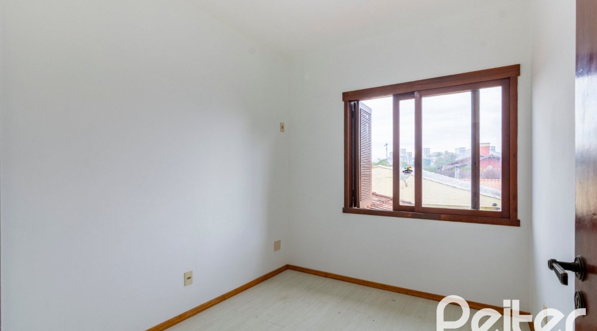 Casa à venda com 493m², 4 dormitórios, 1 suíte, 6 vagas, no bairro Ipanema em Porto Alegre