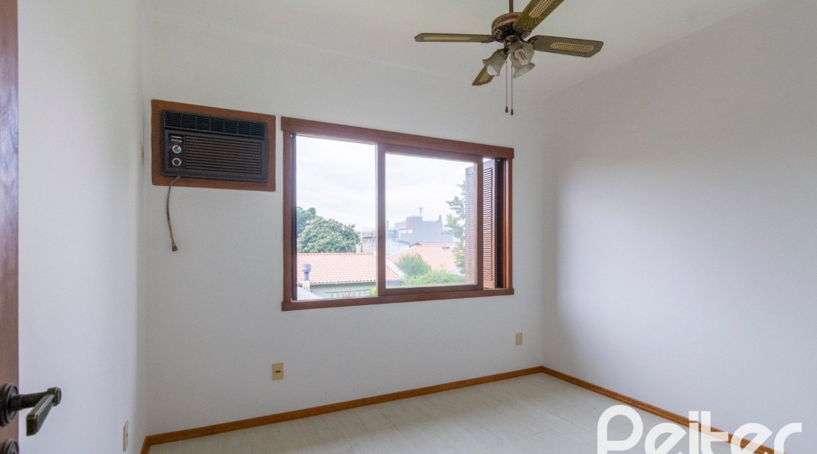 Casa à venda com 493m², 4 dormitórios, 1 suíte, 6 vagas, no bairro Ipanema em Porto Alegre