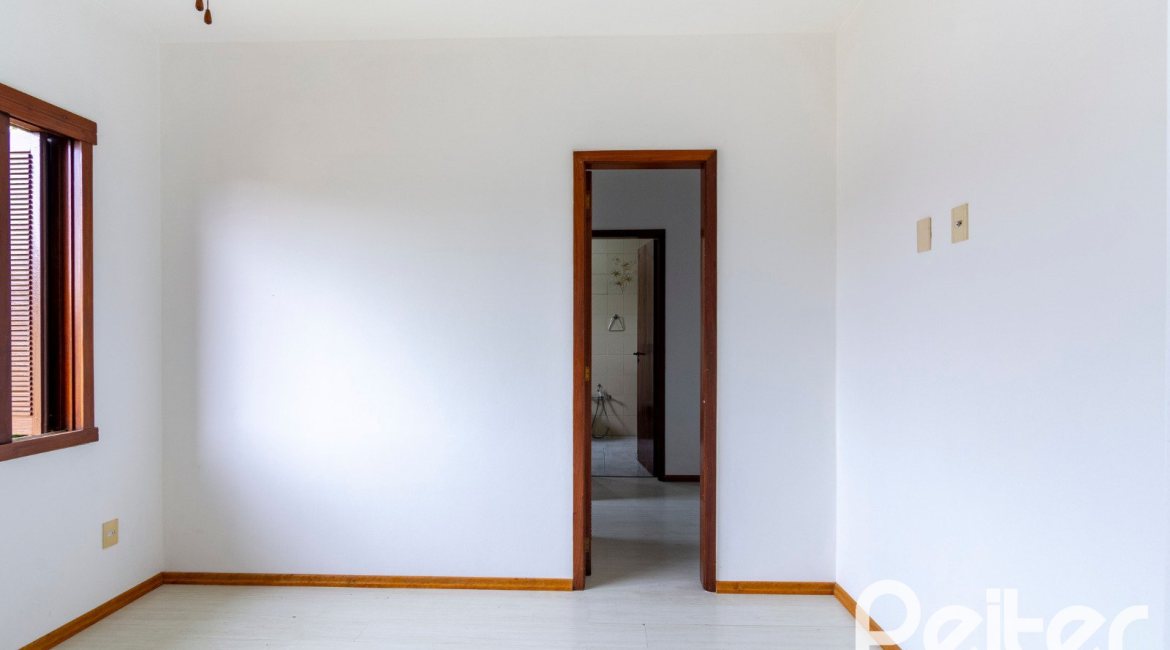 Casa à venda com 493m², 4 dormitórios, 1 suíte, 6 vagas, no bairro Ipanema em Porto Alegre