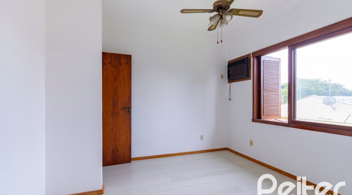 Casa à venda com 493m², 4 dormitórios, 1 suíte, 6 vagas, no bairro Ipanema em Porto Alegre