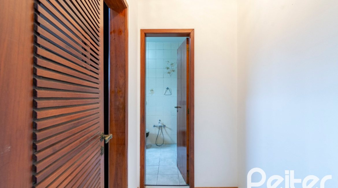 Casa à venda com 493m², 4 dormitórios, 1 suíte, 6 vagas, no bairro Ipanema em Porto Alegre