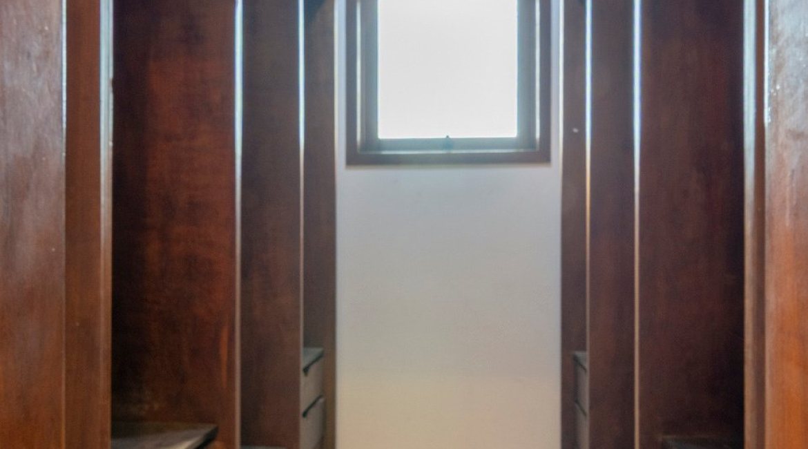 Casa à venda com 493m², 4 dormitórios, 1 suíte, 6 vagas, no bairro Ipanema em Porto Alegre