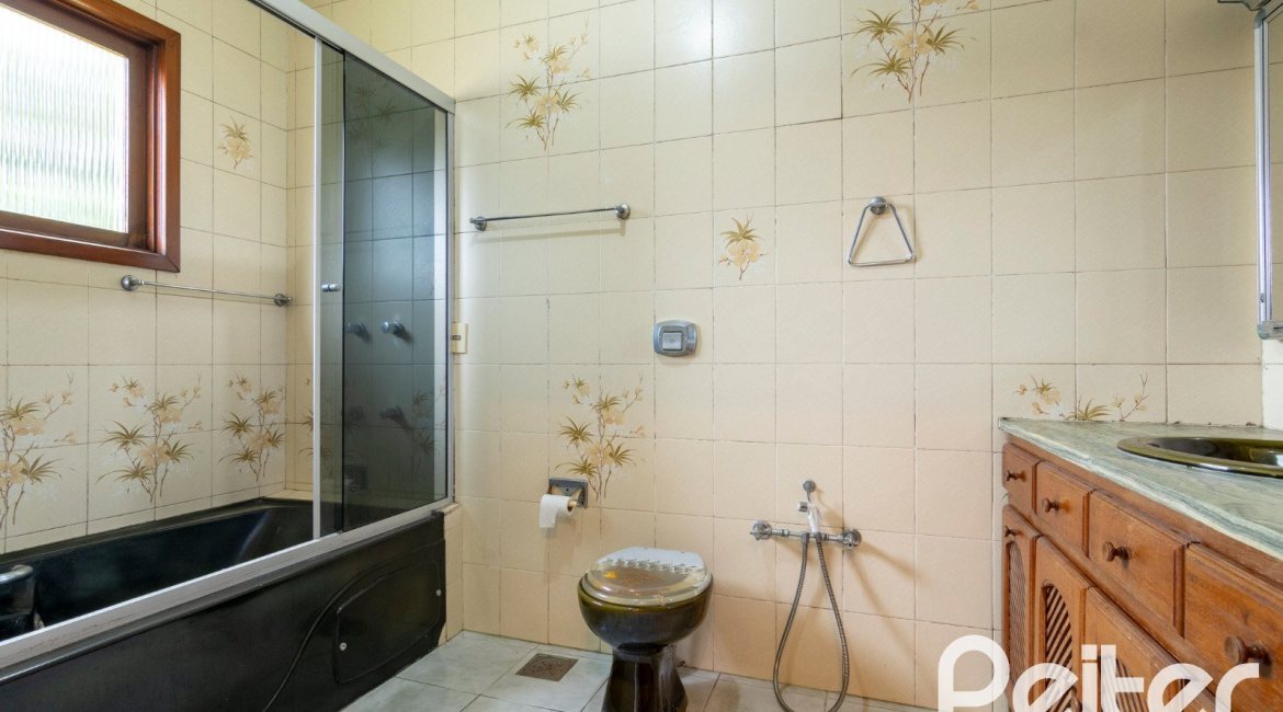 Casa à venda com 493m², 4 dormitórios, 1 suíte, 6 vagas, no bairro Ipanema em Porto Alegre