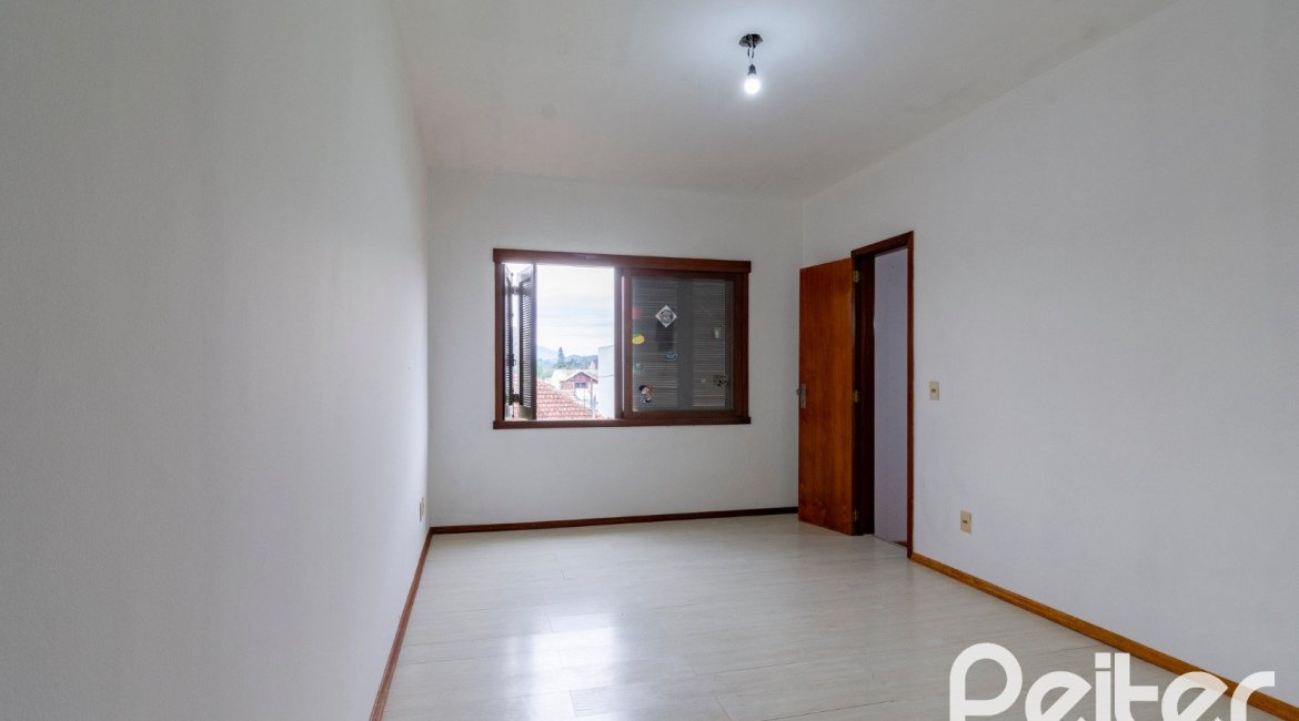 Casa à venda com 493m², 4 dormitórios, 1 suíte, 6 vagas, no bairro Ipanema em Porto Alegre