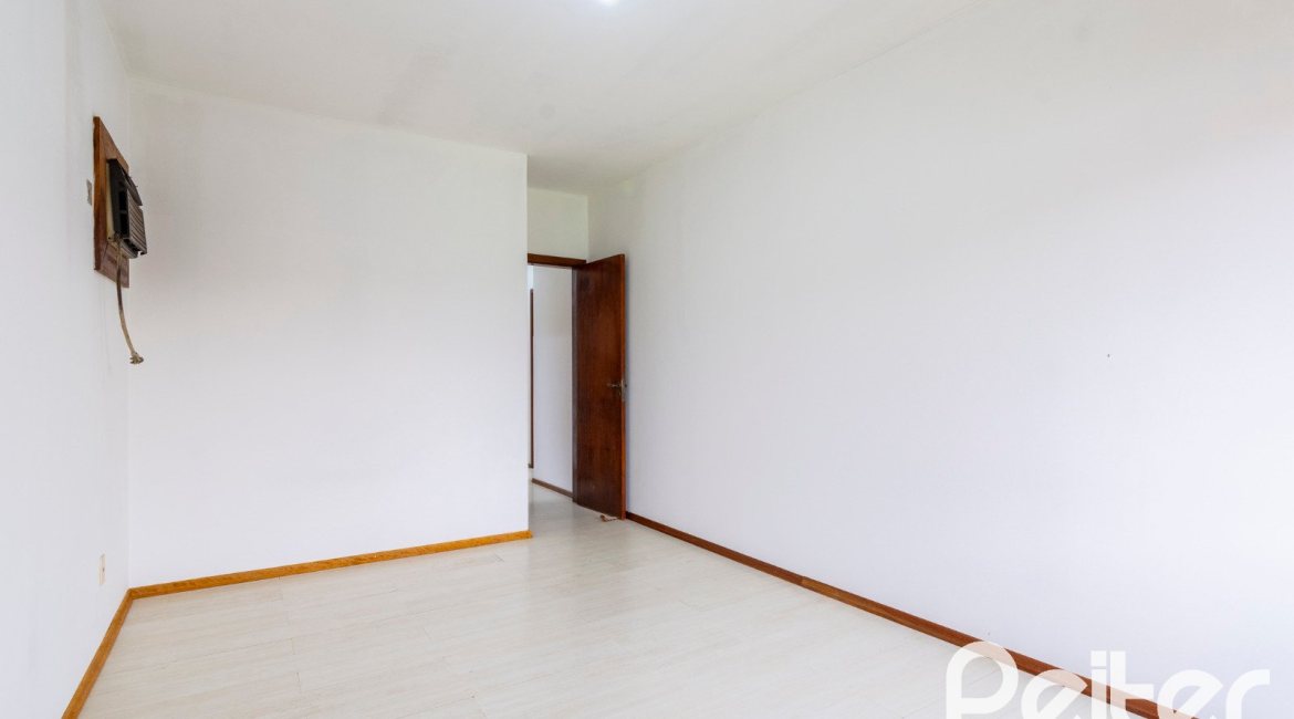 Casa à venda com 493m², 4 dormitórios, 1 suíte, 6 vagas, no bairro Ipanema em Porto Alegre