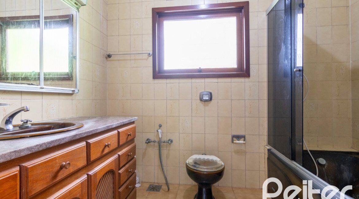 Casa à venda com 493m², 4 dormitórios, 1 suíte, 6 vagas, no bairro Ipanema em Porto Alegre