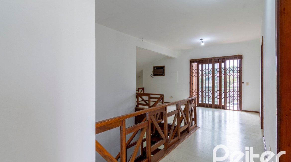 Casa à venda com 493m², 4 dormitórios, 1 suíte, 6 vagas, no bairro Ipanema em Porto Alegre