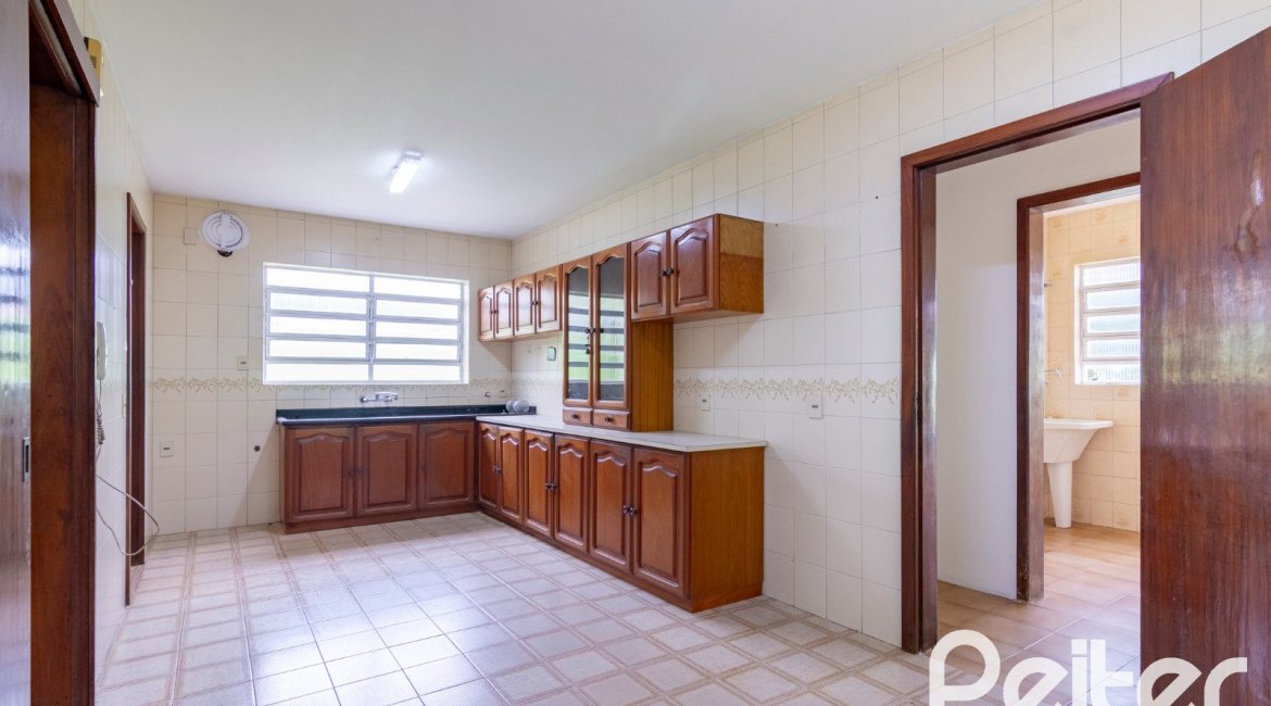 Casa à venda com 493m², 4 dormitórios, 1 suíte, 6 vagas, no bairro Ipanema em Porto Alegre