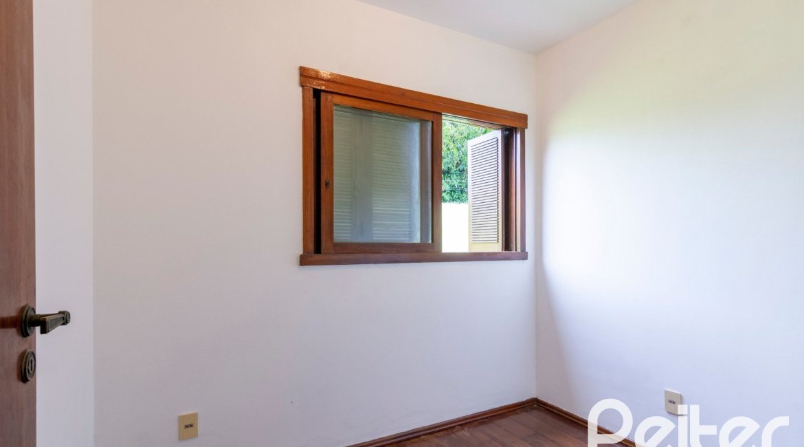 Casa à venda com 493m², 4 dormitórios, 1 suíte, 6 vagas, no bairro Ipanema em Porto Alegre