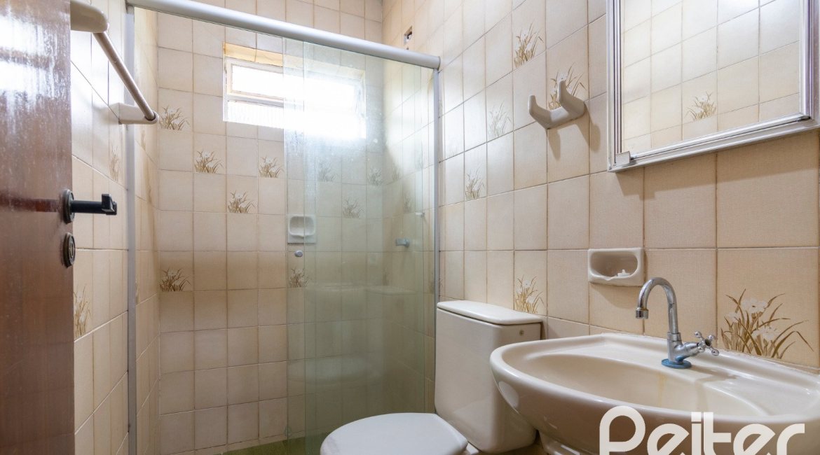 Casa à venda com 493m², 4 dormitórios, 1 suíte, 6 vagas, no bairro Ipanema em Porto Alegre