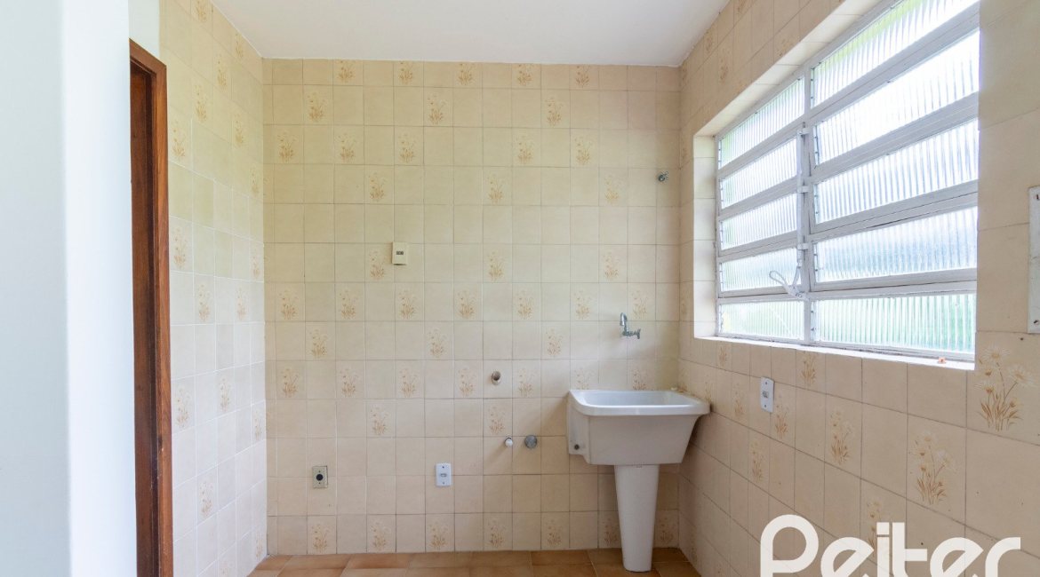 Casa à venda com 493m², 4 dormitórios, 1 suíte, 6 vagas, no bairro Ipanema em Porto Alegre