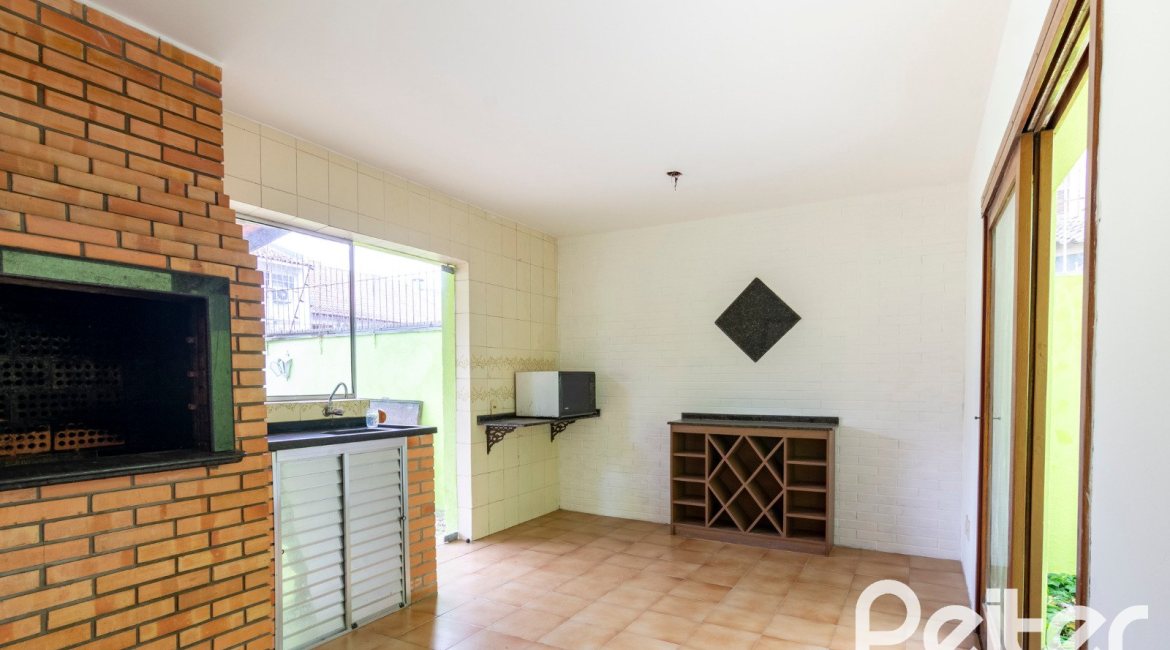 Casa à venda com 493m², 4 dormitórios, 1 suíte, 6 vagas, no bairro Ipanema em Porto Alegre