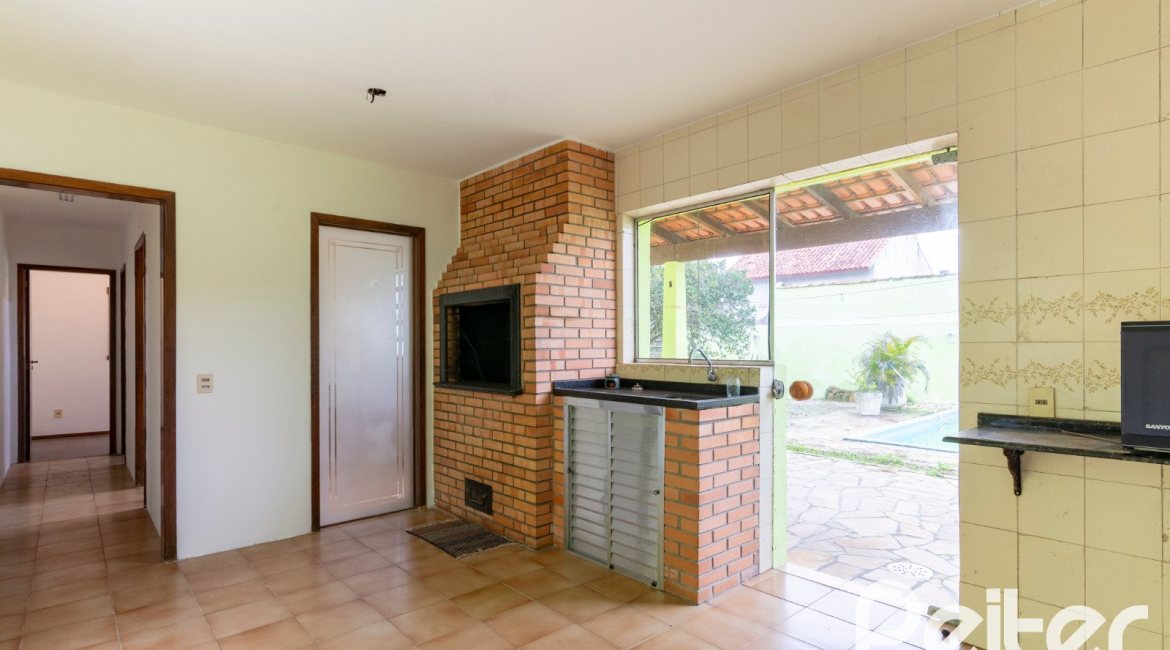 Casa à venda com 493m², 4 dormitórios, 1 suíte, 6 vagas, no bairro Ipanema em Porto Alegre