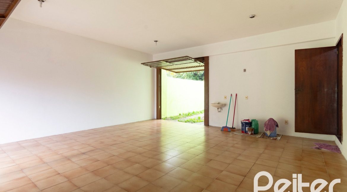 Casa à venda com 493m², 4 dormitórios, 1 suíte, 6 vagas, no bairro Ipanema em Porto Alegre