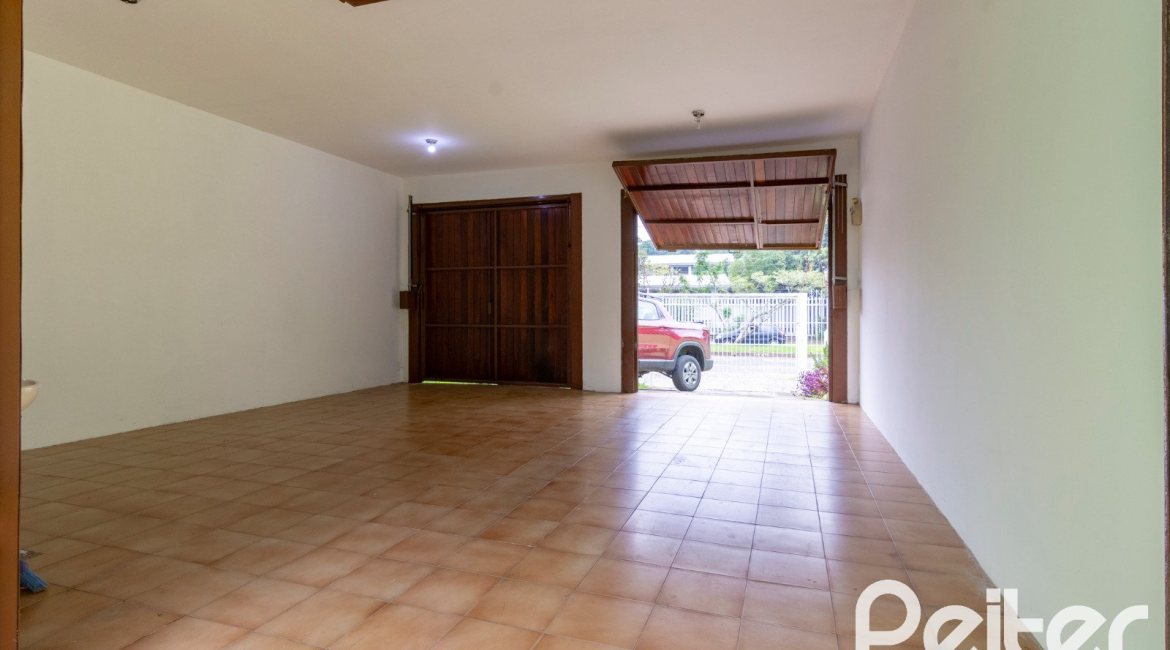 Casa à venda com 493m², 4 dormitórios, 1 suíte, 6 vagas, no bairro Ipanema em Porto Alegre