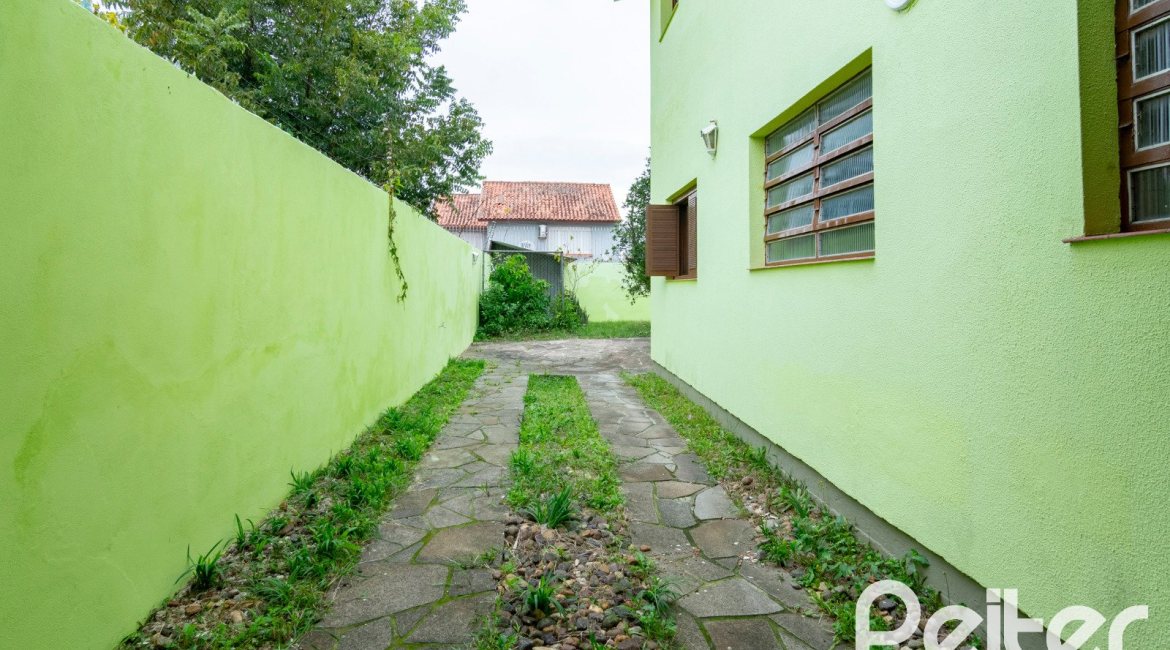 Casa à venda com 493m², 4 dormitórios, 1 suíte, 6 vagas, no bairro Ipanema em Porto Alegre