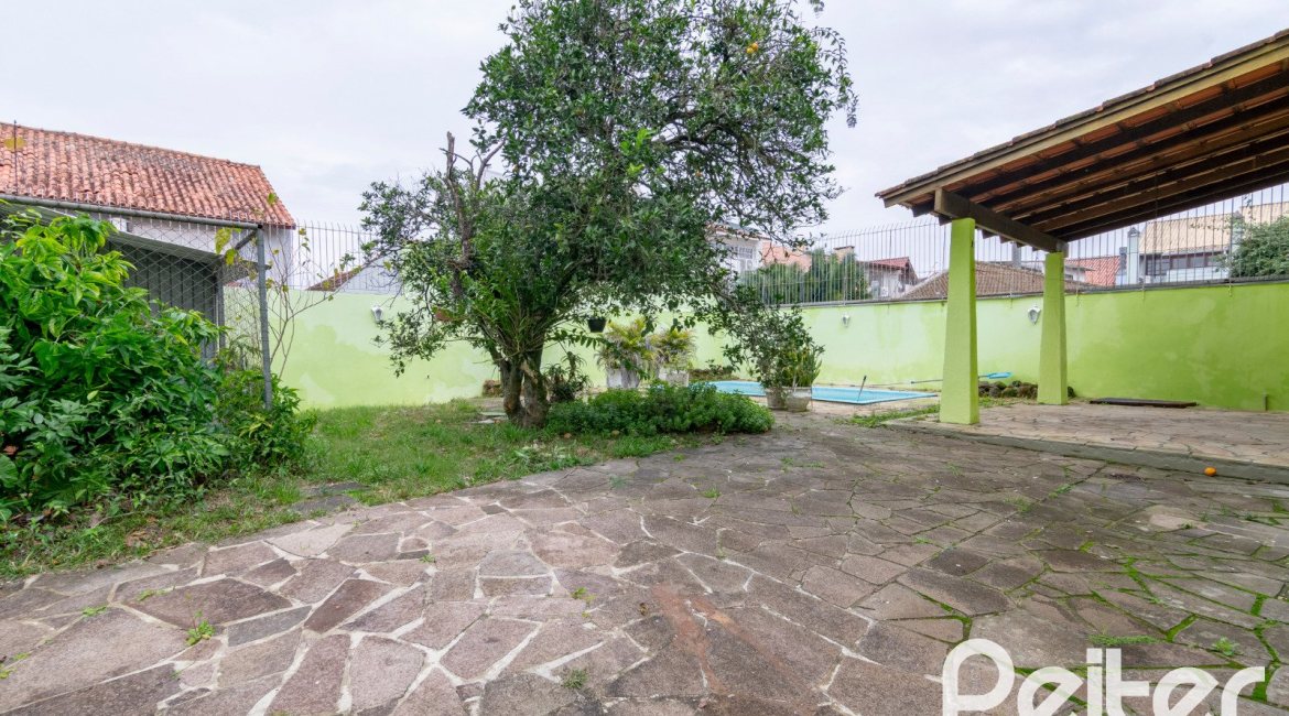 Casa à venda com 493m², 4 dormitórios, 1 suíte, 6 vagas, no bairro Ipanema em Porto Alegre