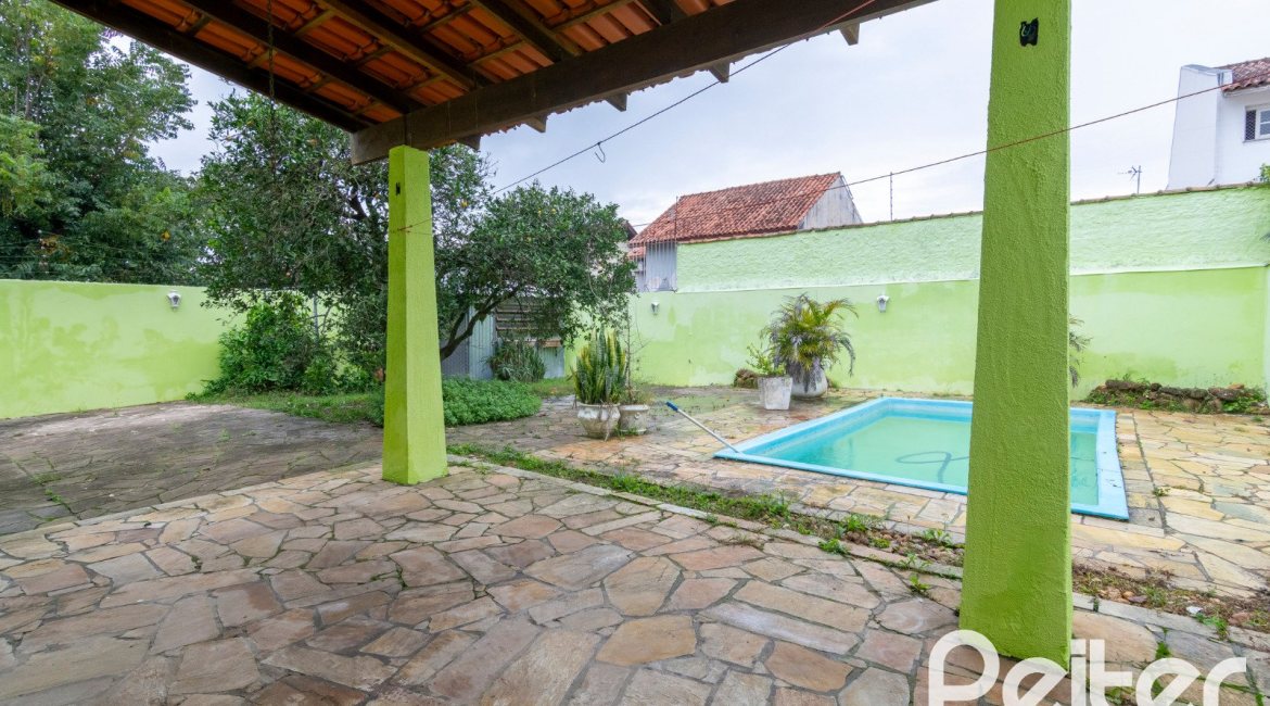 Casa à venda com 493m², 4 dormitórios, 1 suíte, 6 vagas, no bairro Ipanema em Porto Alegre