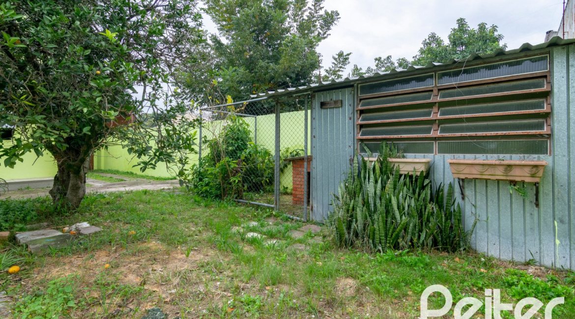 Casa à venda com 493m², 4 dormitórios, 1 suíte, 6 vagas, no bairro Ipanema em Porto Alegre