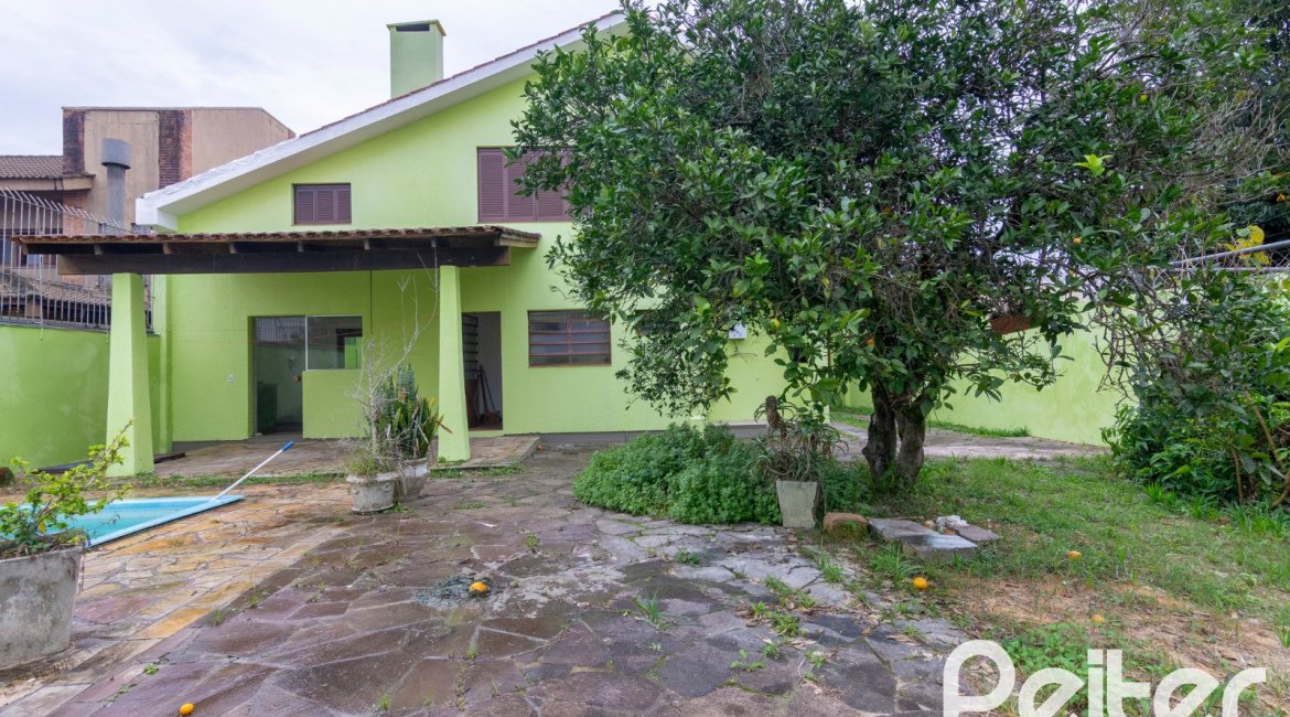 Casa à venda com 493m², 4 dormitórios, 1 suíte, 6 vagas, no bairro Ipanema em Porto Alegre