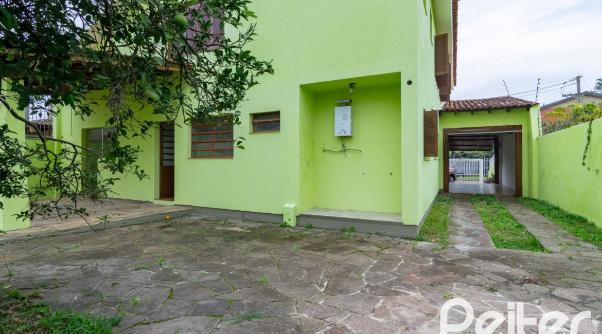 Casa à venda com 493m², 4 dormitórios, 1 suíte, 6 vagas, no bairro Ipanema em Porto Alegre
