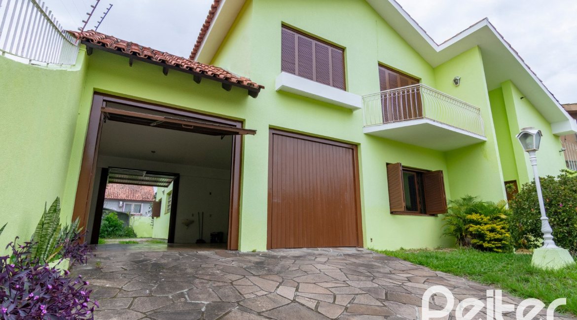 Casa à venda com 493m², 4 dormitórios, 1 suíte, 6 vagas, no bairro Ipanema em Porto Alegre