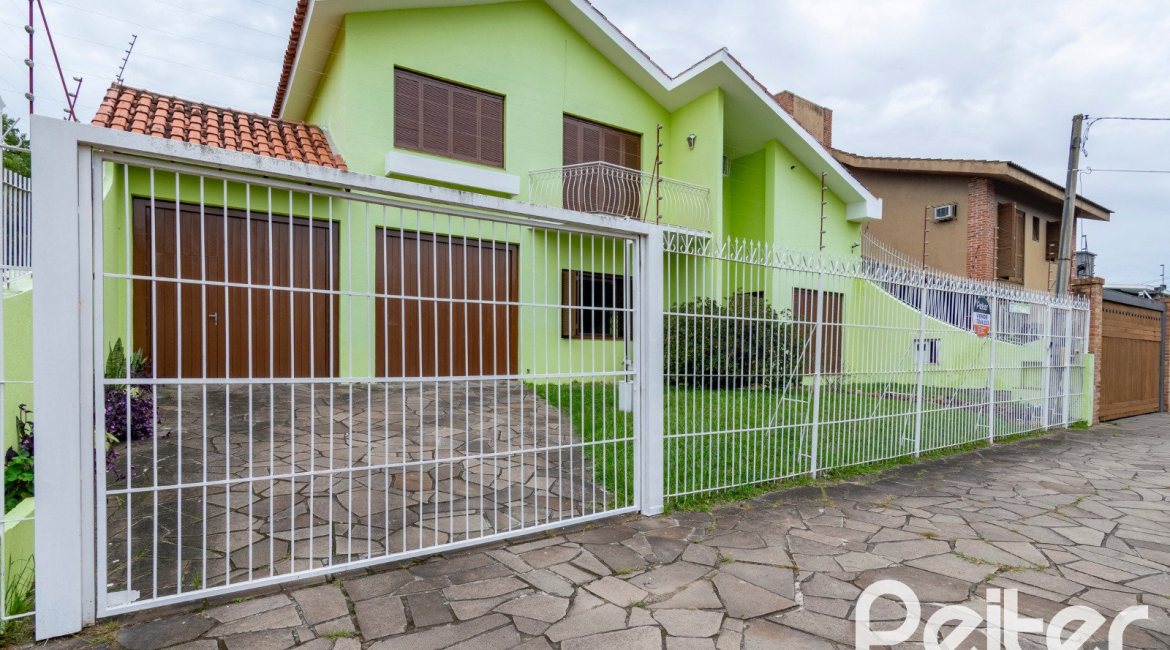 Casa à venda com 493m², 4 dormitórios, 1 suíte, 6 vagas, no bairro Ipanema em Porto Alegre