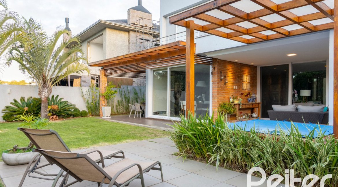 Casa em Condomínio à venda com 308m², 3 dormitórios, 3 suítes, 2 vagas, no bairro Alphaville em PORTO ALEGRE