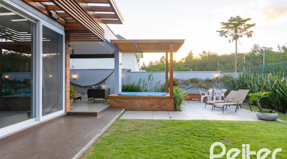 Casa em Condomínio à venda com 308m², 3 dormitórios, 3 suítes, 2 vagas, no bairro Alphaville em PORTO ALEGRE