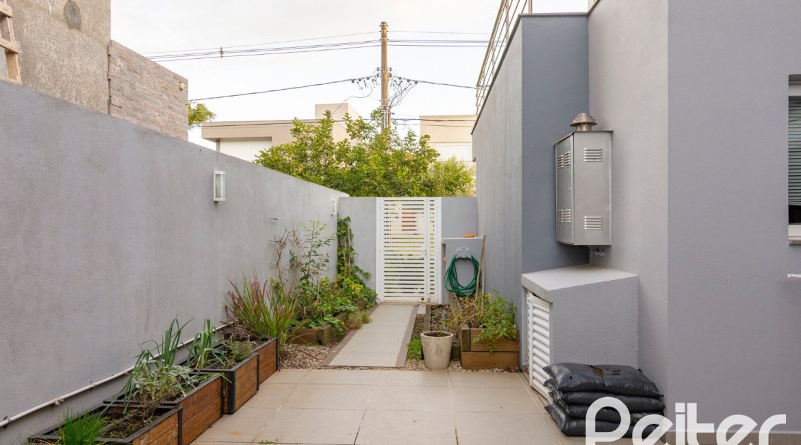 Casa em Condomínio à venda com 308m², 3 dormitórios, 3 suítes, 2 vagas, no bairro Alphaville em PORTO ALEGRE