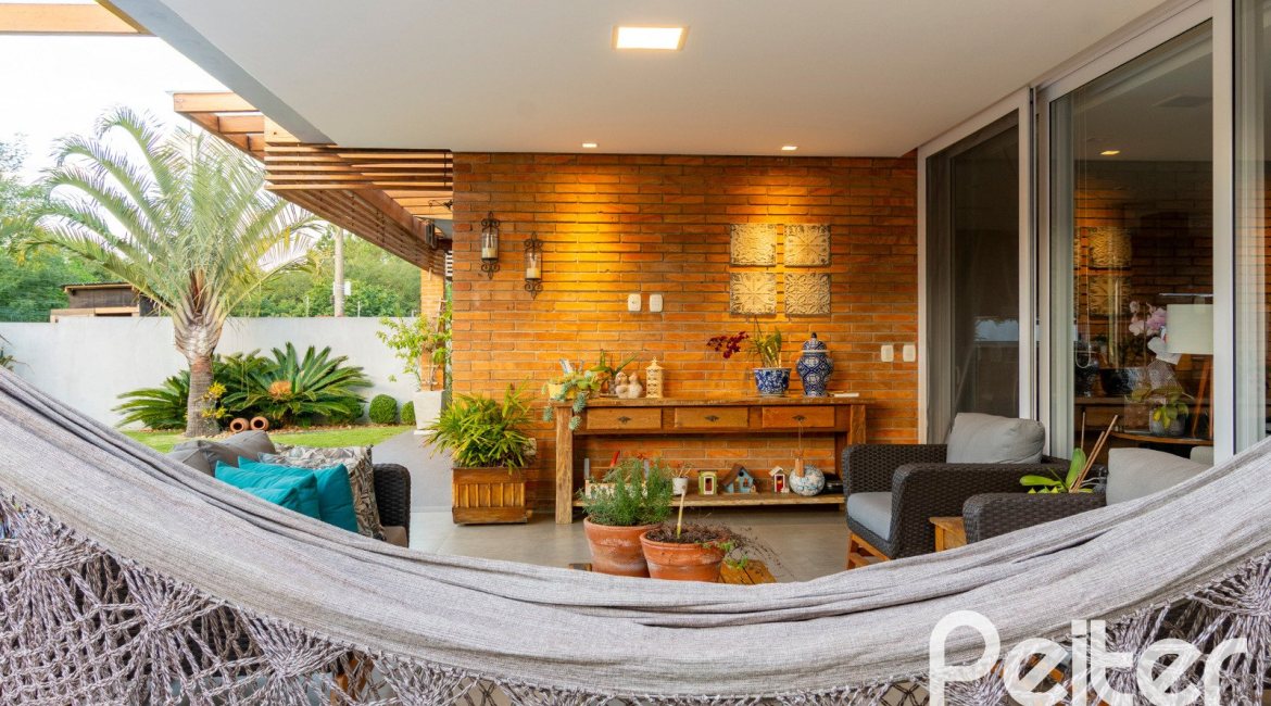 Casa em Condomínio à venda com 308m², 3 dormitórios, 3 suítes, 2 vagas, no bairro Alphaville em PORTO ALEGRE