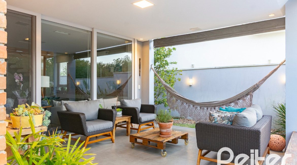 Casa em Condomínio à venda com 308m², 3 dormitórios, 3 suítes, 2 vagas, no bairro Alphaville em PORTO ALEGRE