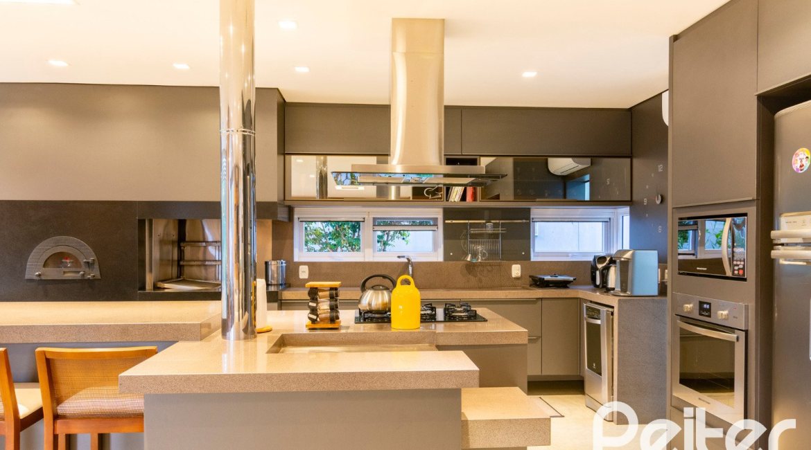 Casa em Condomínio à venda com 308m², 3 dormitórios, 3 suítes, 2 vagas, no bairro Alphaville em PORTO ALEGRE