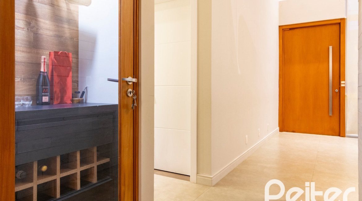 Casa em Condomínio à venda com 308m², 3 dormitórios, 3 suítes, 2 vagas, no bairro Alphaville em PORTO ALEGRE