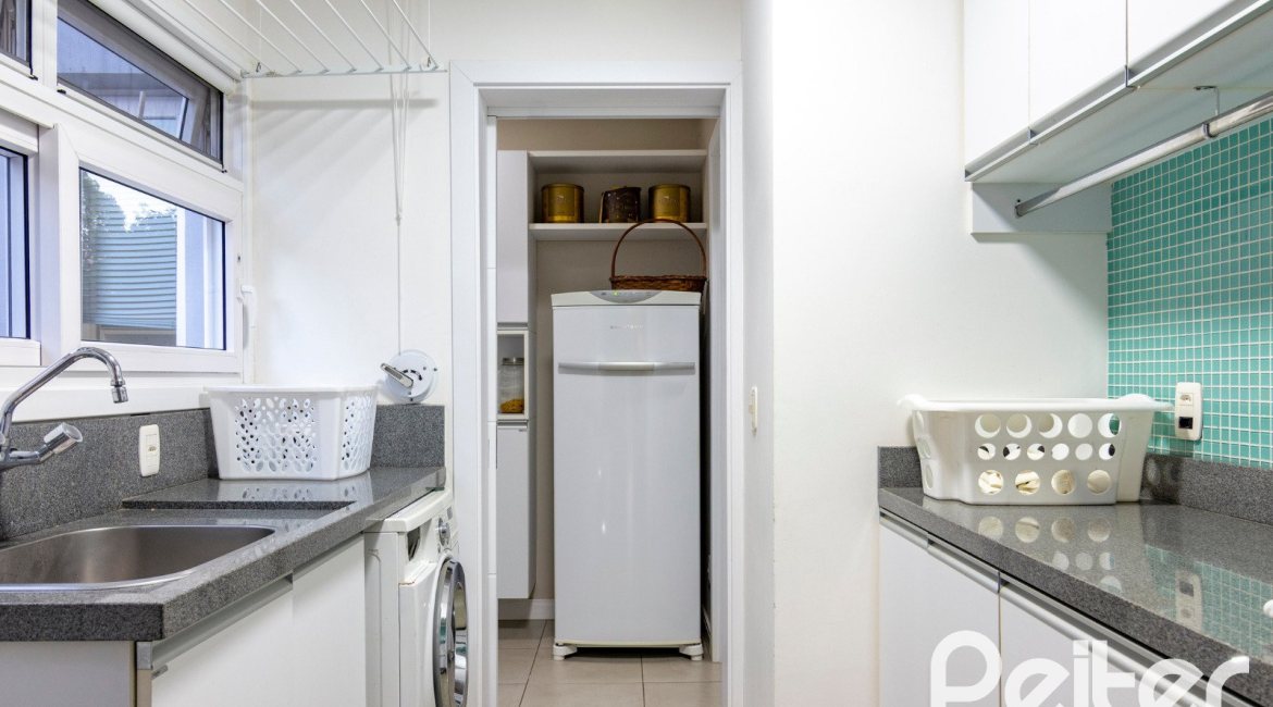 Casa em Condomínio à venda com 308m², 3 dormitórios, 3 suítes, 2 vagas, no bairro Alphaville em PORTO ALEGRE