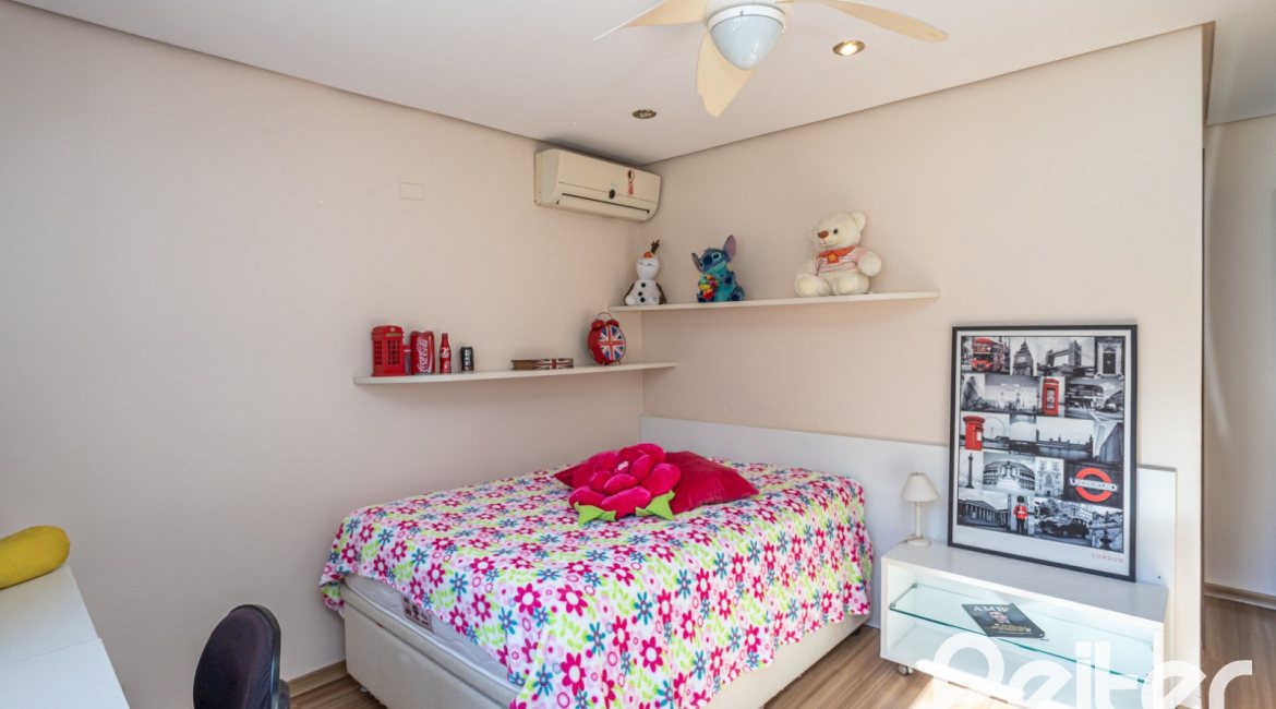 Casa em Condomínio à venda com 280m², 4 dormitórios, 2 suítes, 5 vagas, no bairro Cavalhada em PORTO ALEGRE