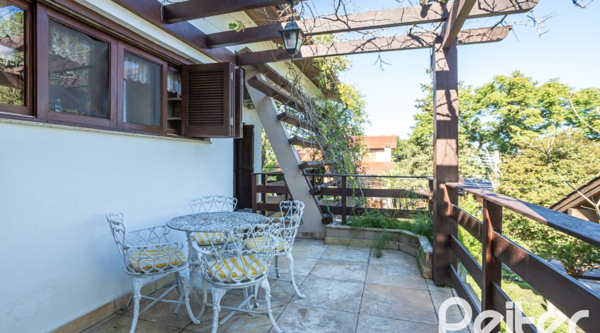 Casa em Condomínio à venda com 280m², 4 dormitórios, 2 suítes, 5 vagas, no bairro Cavalhada em PORTO ALEGRE