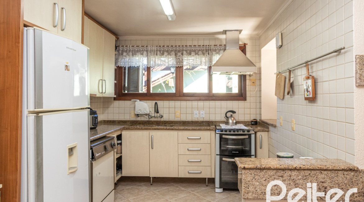 Casa em Condomínio à venda com 280m², 4 dormitórios, 2 suítes, 5 vagas, no bairro Cavalhada em PORTO ALEGRE