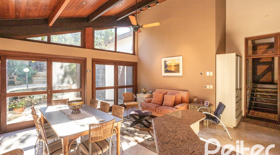 Casa em Condomínio à venda com 280m², 4 dormitórios, 2 suítes, 5 vagas, no bairro Cavalhada em PORTO ALEGRE