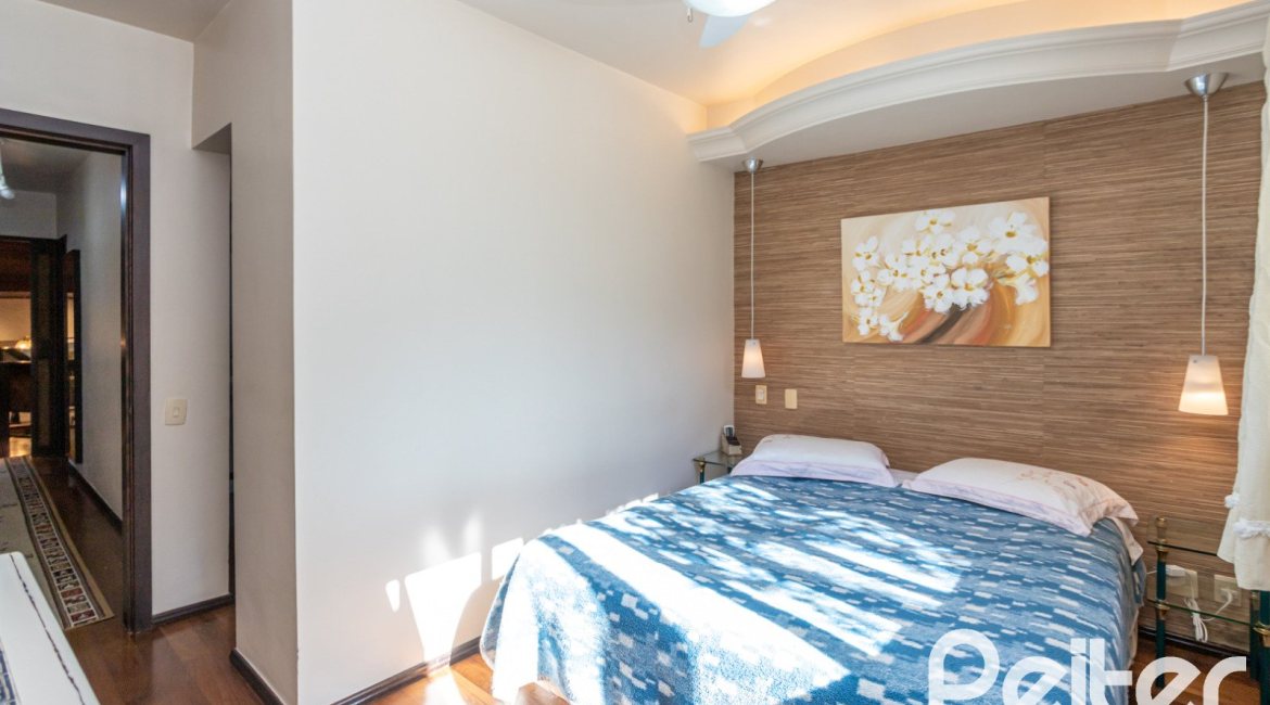 Casa em Condomínio à venda com 280m², 4 dormitórios, 2 suítes, 5 vagas, no bairro Cavalhada em PORTO ALEGRE