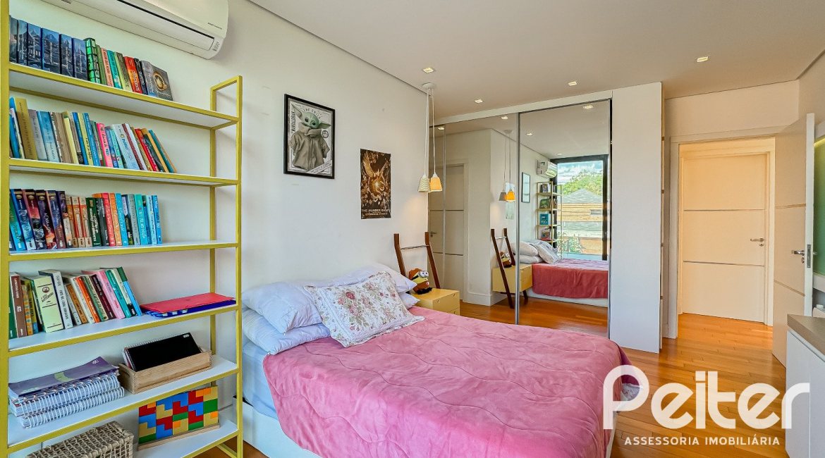 Casa em Condomínio à venda com 385m², 4 dormitórios, 4 suítes, 4 vagas, no bairro Terra Ville em PORTO ALEGRE